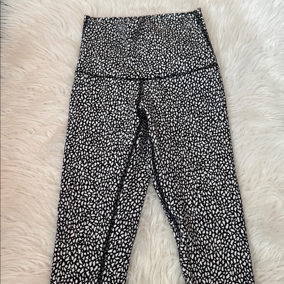Lululemon cropped leggings size 4 - Picture 2 of 6